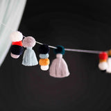 Kikadu: girlanda z pomponami Pompom and Tassel Garland - Noski Noski