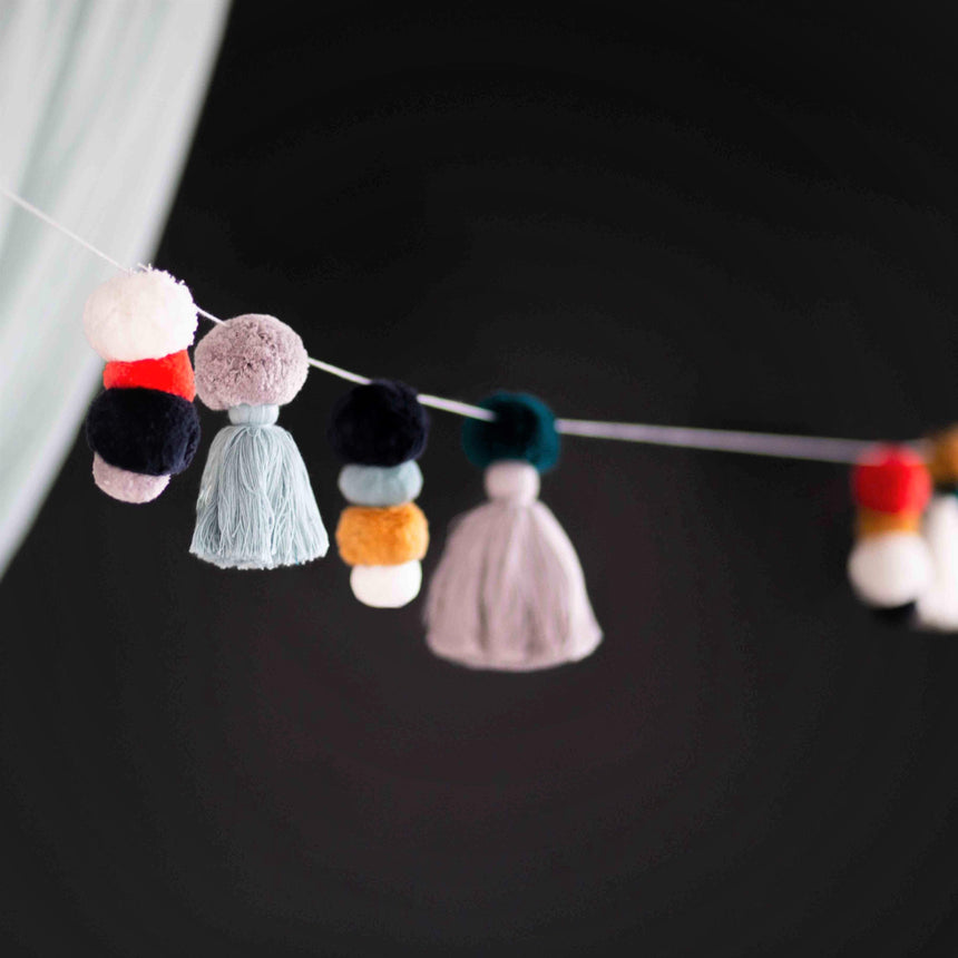 Kikadu: girlanda z pomponami Pompom and Tassel Garland - Noski Noski