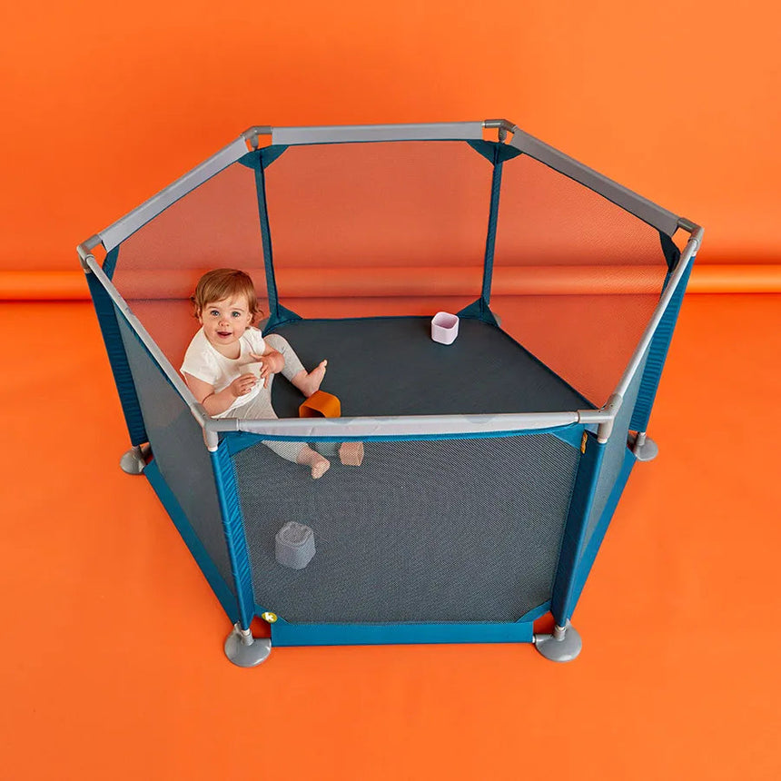 Kojec dla dziecka Koo-di Wriggle Room Playpen, łatwy w montażu, z torbą do przenoszenia, idealny w domu i podróży.