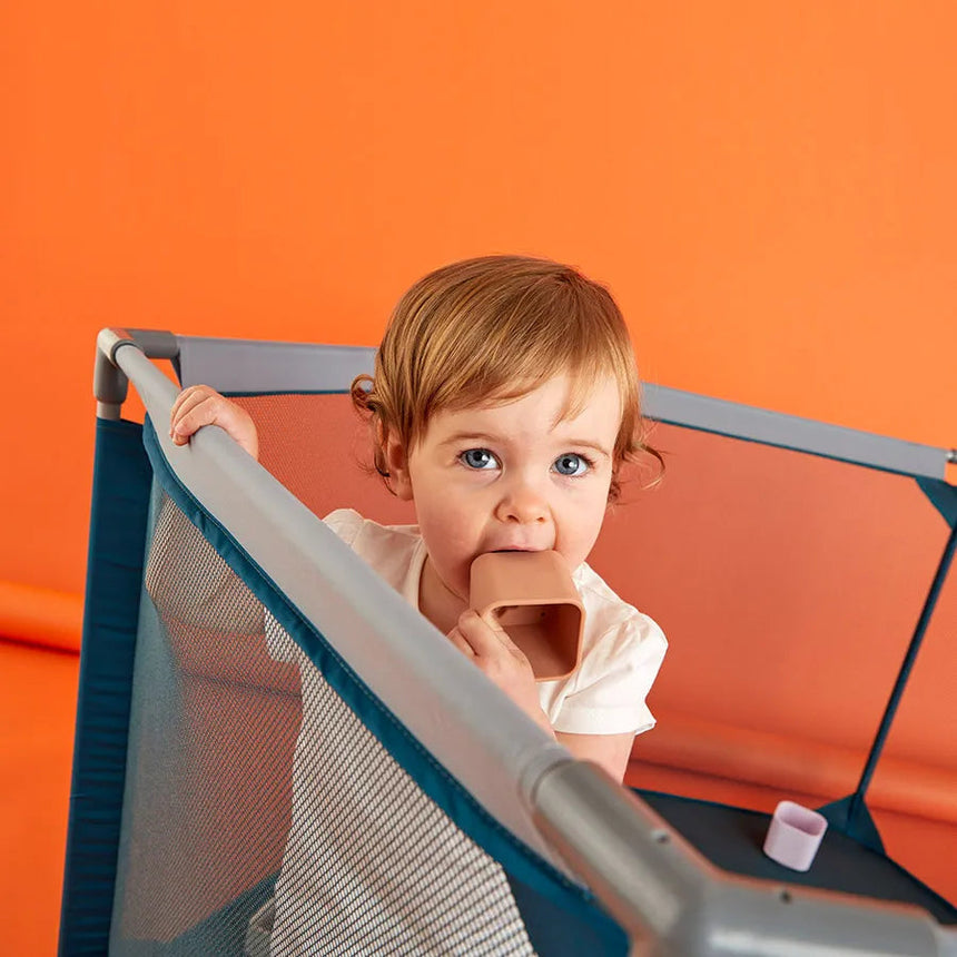 Koo-di: kompaktowy kojec Wriggle Room Playpen - Noski Noski