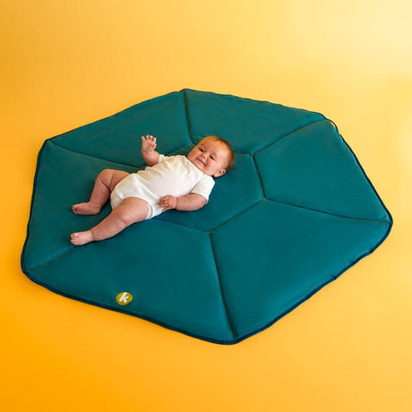 Dwustronna, miękka i wodoodporna mata edukacyjna Koo-di Flippin Fun Play Mat dla niemowlaka do zabawy i odkrywania świata.