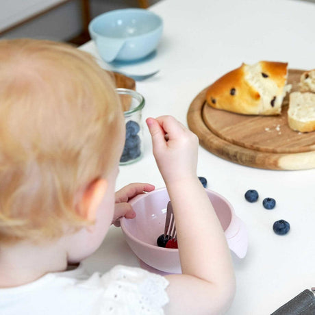 Silikonowy talerzyk z przyssawką Lässig Little Chums, idealny dla dzieci do nauki samodzielnego jedzenia.