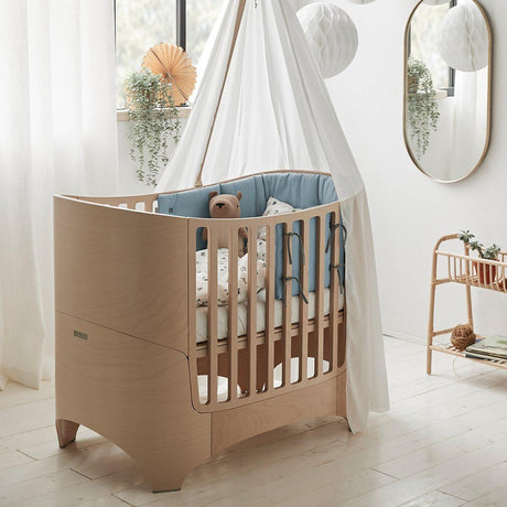 Łóżeczko dziecięce Leander Classic Baby Junior 0-7 lat, wygodne i bezpieczne łóżko dla dziecka, rośnie razem z maluchem.