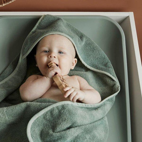 Ręcznik kąpielowy z kapturem dla niemowlaka Leander Hoodie, miękka bawełna, chroni uszka i główkę przed chłodem.