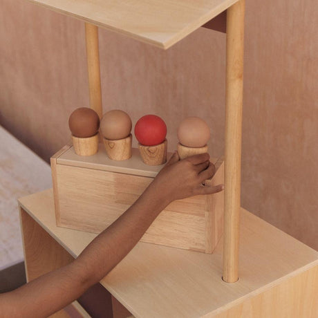 Kolorowa drewniana lodziarnia Etta Liewood dla dzieci, pobudza wyobraźnię, uczy zachowań i ozdabia kącik Montessori.