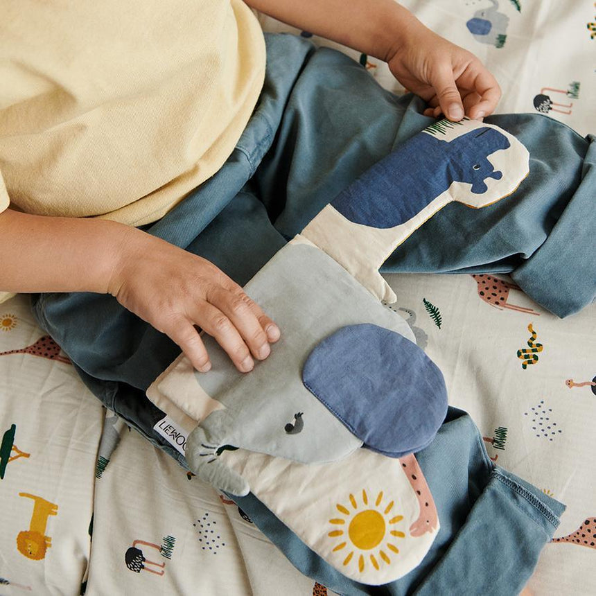 Liewood: materiałowa książeczka aktywnościowa Kala Fabric Book Safari - Noski Noski