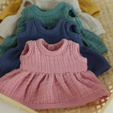 Ubranko dla lalki Miniland 21 cm, muślinowe sukienki, bawełniane, wygodne i stylowe ubrania dla lalek.