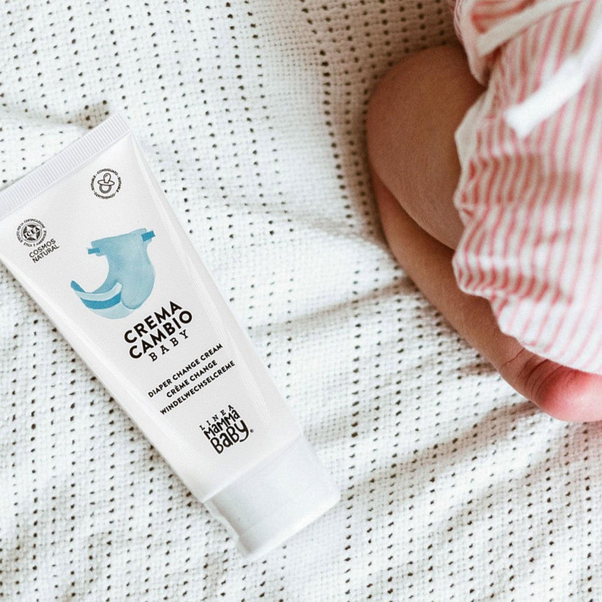Naturalna maść na odparzenia pieluszkowe z nagietkiem i masłem shea, skutecznie łagodząca i nawilżająca delikatną skórę dziecka.