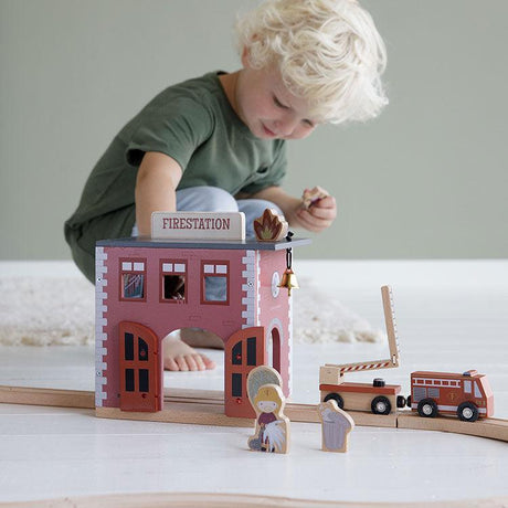 Drewniana Remiza Strażacka Little Dutch, zabawka dla dzieci, zabawa w strażaków, bezpieczne, kreatywne, certyfikowane drewno.