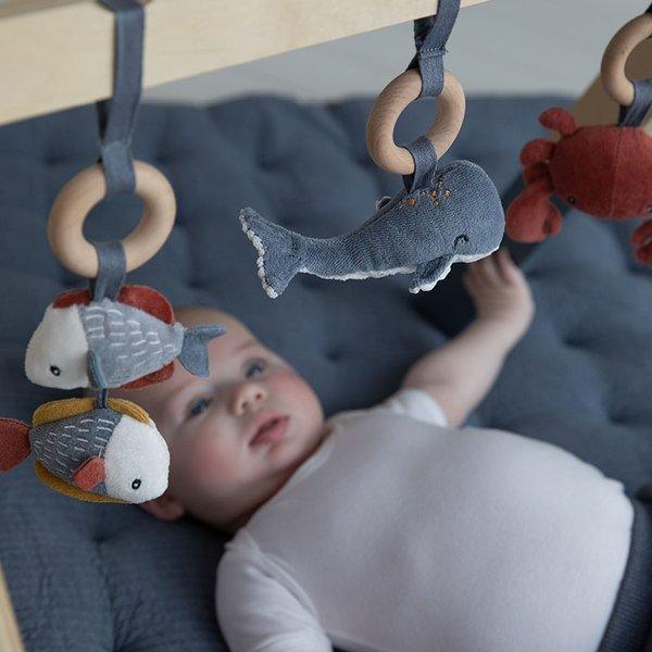 Little Dutch: drewniany pałąk z zabawkami Baby Gym Ocean - Noski Noski