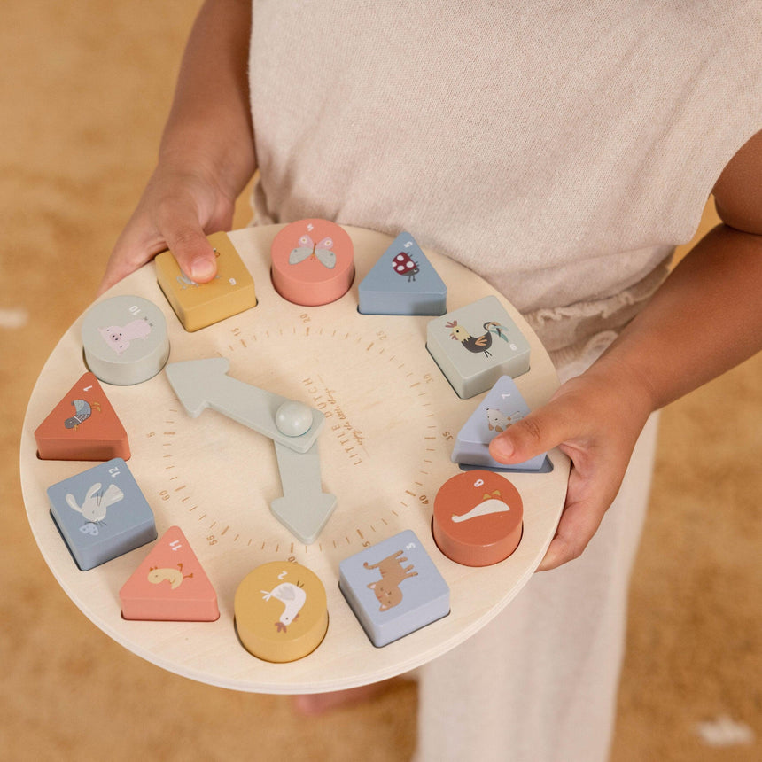 Drewniany zegar do nauki godzin Little Dutch Puzzle Clock, zabawka edukacyjna z kolorowymi cyferkami i zwierzątkami.