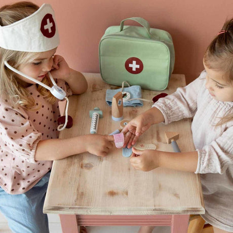 Stetoskop Little Dutch zestaw małego lekarza dla dzieci z 10 akcesoriami do kreatywnej zabawy i nauki empatii.