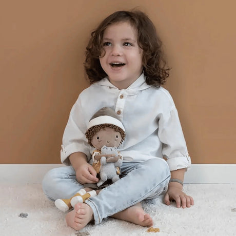 Lalka materiałowa Little Dutch Jake 35 cm, idealna lalka dla dzieci, z kocim przyjacielem, starannie wykonana.