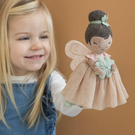 Lalka Wróżka Ella od Little Dutch z uroczymi skrzydełkami i sukienką, idealna przytulanka dla dziewczynki.