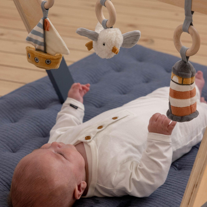 Little Dutch: pałąk edukacyjny BabyGym Sailors Bay - Noski Noski