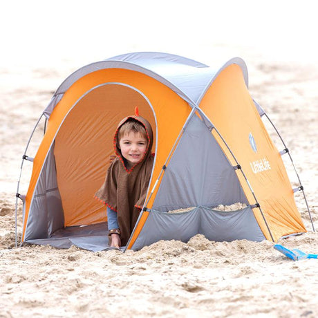 Namiot plażowy dla dzieci Littlelife – lekki, kompaktowy i łatwy w rozłożeniu, idealny schron przed słońcem na plaży.
