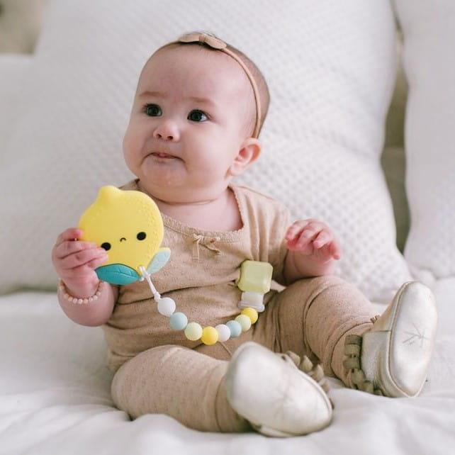 Loulou Lollipop: gryzak silikonowy z zawieszką cytryna Lemon - Noski Noski