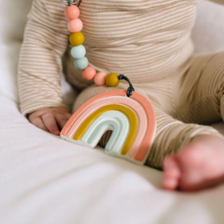 Loulou Lollipop: gryzak silikonowy z zawieszką tęcza Pastel Rainbow - Noski Noski