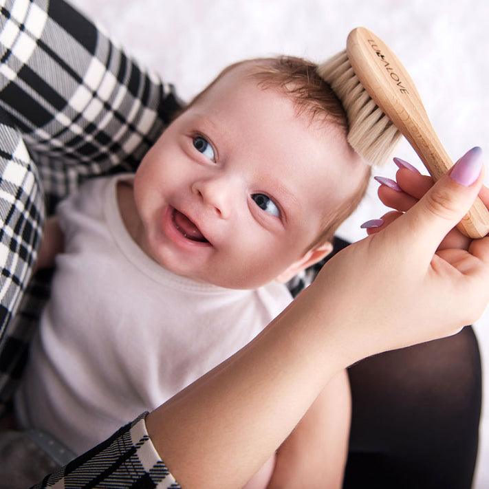 Szczotka dla niemowląt Lullalove z naturalnego włosia koziego i muślinową myjką, idealna do delikatnej pielęgnacji.