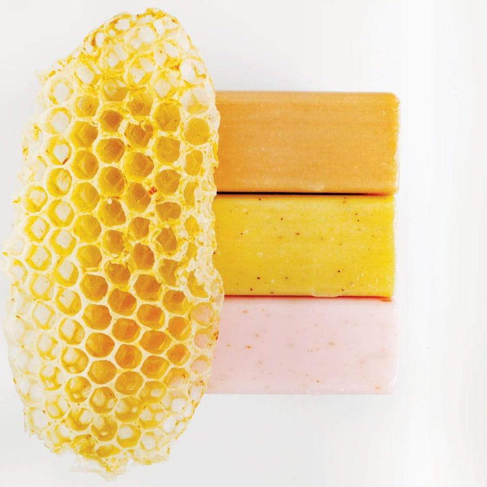 Lullalove: peelingujące mydło z pyłkiem pszczelim i miodem Hello Honey - Noski Noski