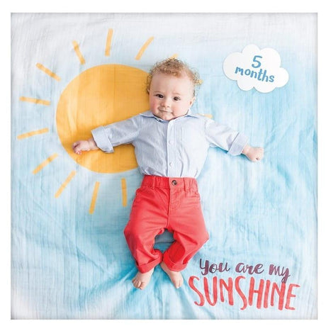 Kocyk dla niemowlaka Lulujo You are My Sunshine z muślinu, idealny na Baby Shower z kartami do uwieczniania pierwszych miesięcy.