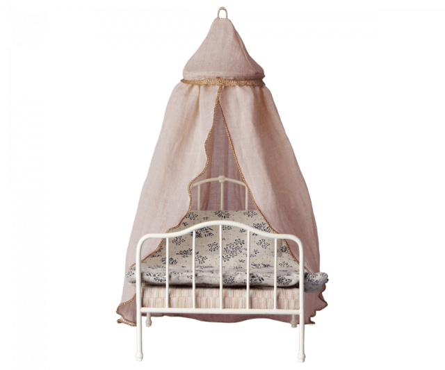 Baldachim do łóżeczka Maileg Miniature Bed Canopy, delikatna bawełna, tworzy królewskie posłanie dla myszki lub króliczka.