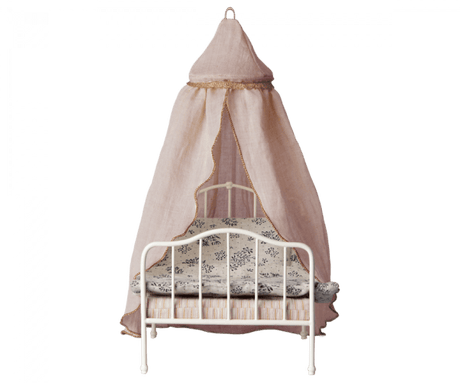 Baldachim do łóżeczka Maileg Miniature Bed Canopy, delikatna bawełna, tworzy królewskie posłanie dla myszki lub króliczka.