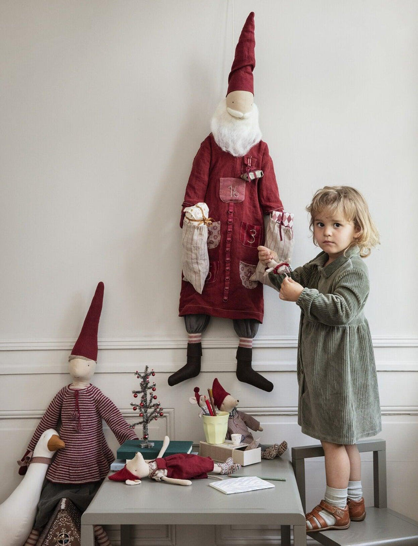 Maileg: dekoracja bożonarodzeniowa Advent Calendar Pixy Santa - Noski Noski