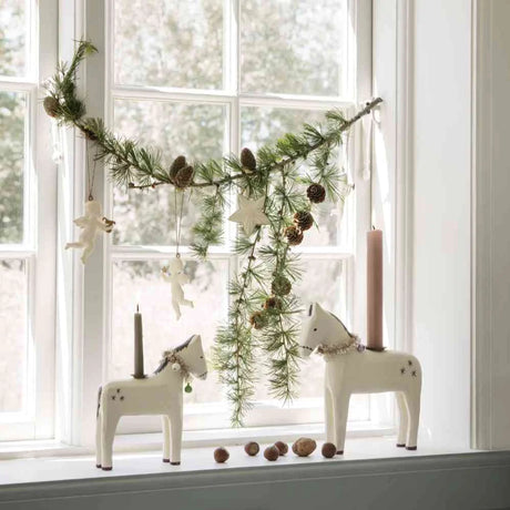 Ozdoby świąteczne Maileg Wooden Horse - drewniana dekoracja konika na biegunach dla magicznego klimatu świąt.