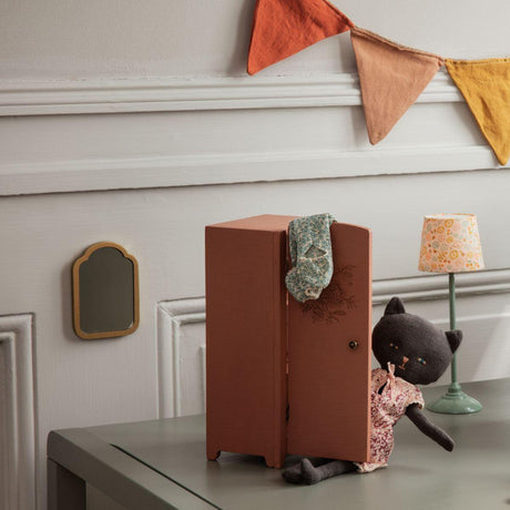 Drewniana szafa Maileg Miniature Closet, mebelki dla lalek do domku, urocza i kreatywna zabawa dla dzieci.