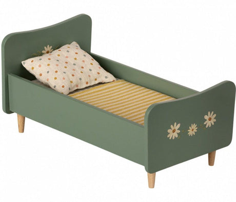 Łóżeczko dla lalek Maileg Mini Wooden Bed Mint Blue, drewniane, styl retro, idealne akcesorium do pokoju dziecięcego.