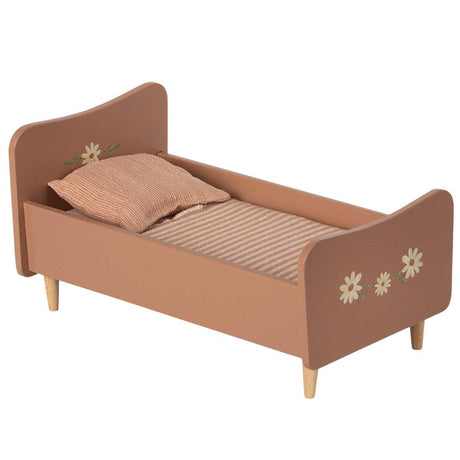 Łóżeczko dla lalek Maileg Mini Wooden Bed Rose z kołderką i poduszką, idealne akcesoria dla lalek i mini króliczków.