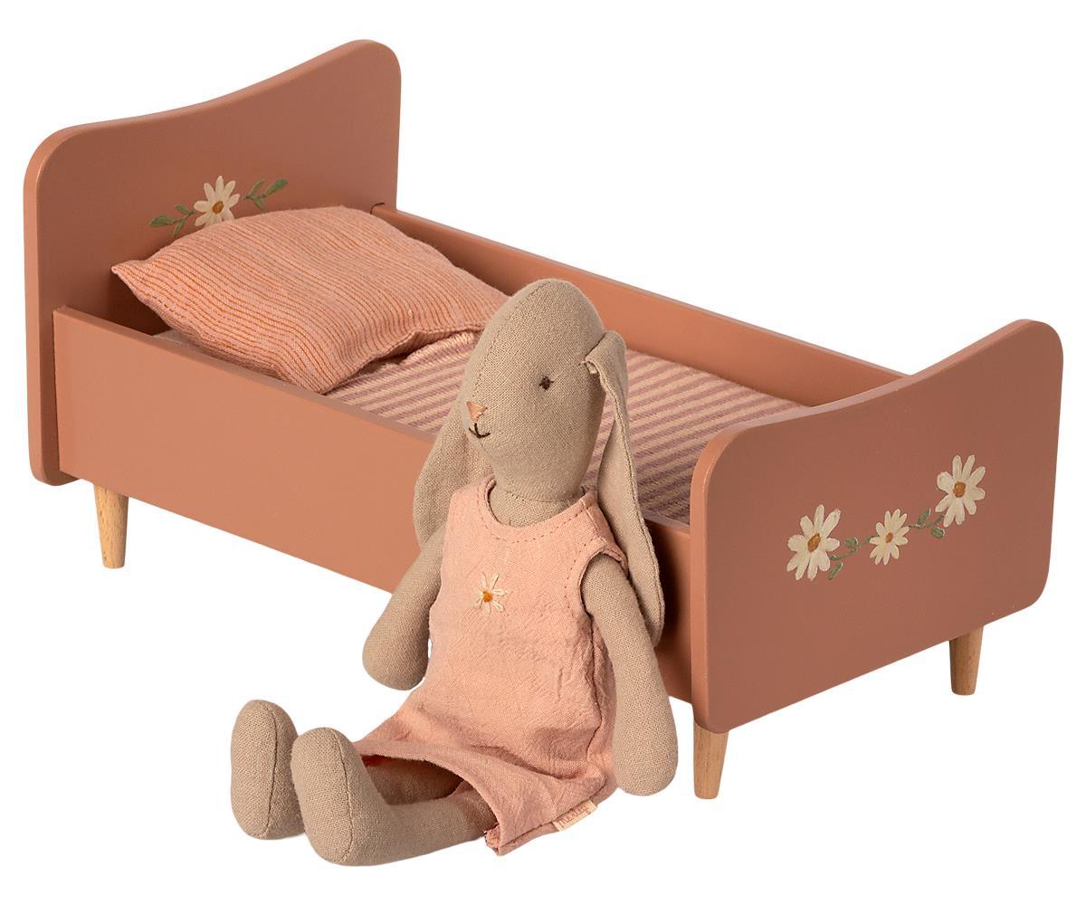 Maileg: drewniane łóżko Mini Wooden Bed Rose - Noski Noski