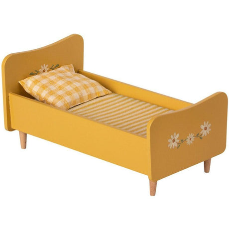 Stylowe żółte drewniane łóżeczko dla lalek Maileg Mini, idealne dla pluszaków, zachwyci każdą małą mamę.