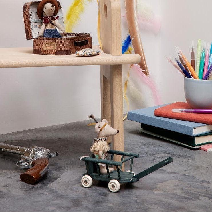 Drewniany wózek dla lalek Maileg w stylu retro dla myszek Micro, idealny do kreatywnej zabawy dzieci.