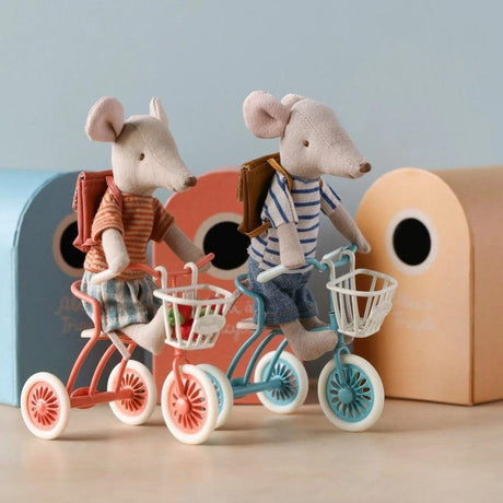 Koszyk na rower Maileg Tricycle Basket, metalowy, dla myszek, łatwy montaż z przodu lub tyłu roweru.