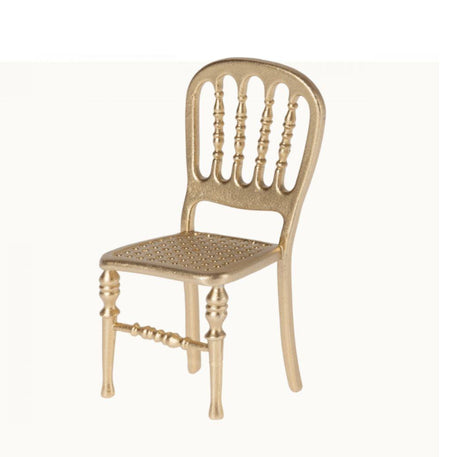 Stylowe, metalowe krzesełko dla lalek Maileg Gold – idealne do zabawy i dekoracji pokoju dziecięcego.