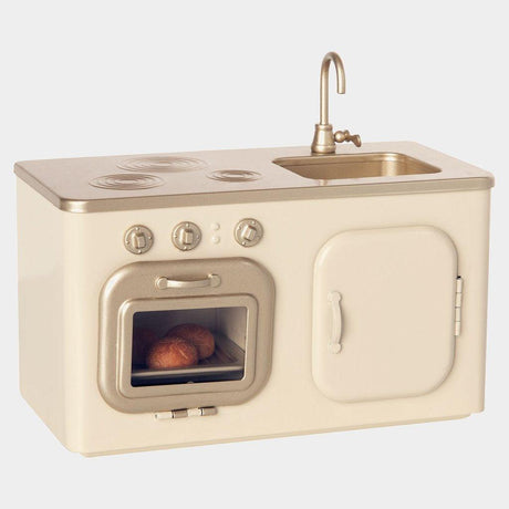 Miniaturowa kuchenka w stylu retro Maileg Kitchen z otwieranym piekarnikiem, idealna do zabawy w domku dla lalek.