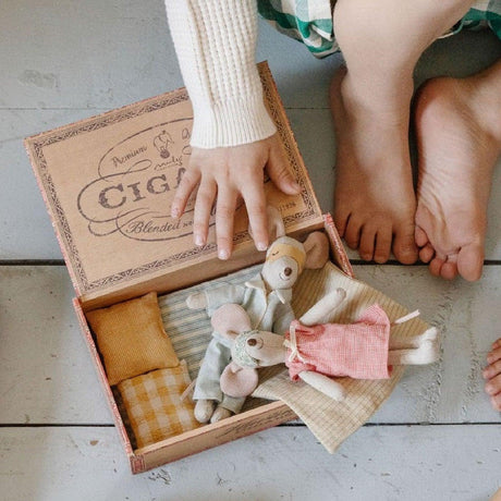 Maileg: mama i tata w pudełku Mum and Dad in Cigarbox 17 cm - Noski Noski