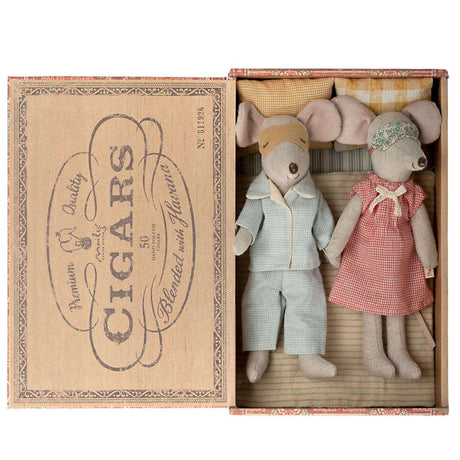 Maileg: mama i tata w pudełku Mum and Dad in Cigarbox 17 cm - Noski Noski