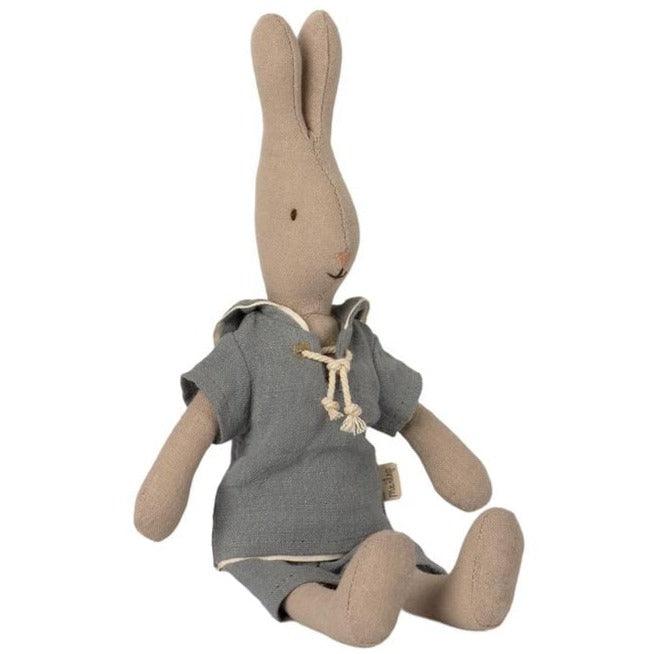 Maileg: maskotka królik w stroju marynarskim Dusty Blue 26 cm - Noski Noski
