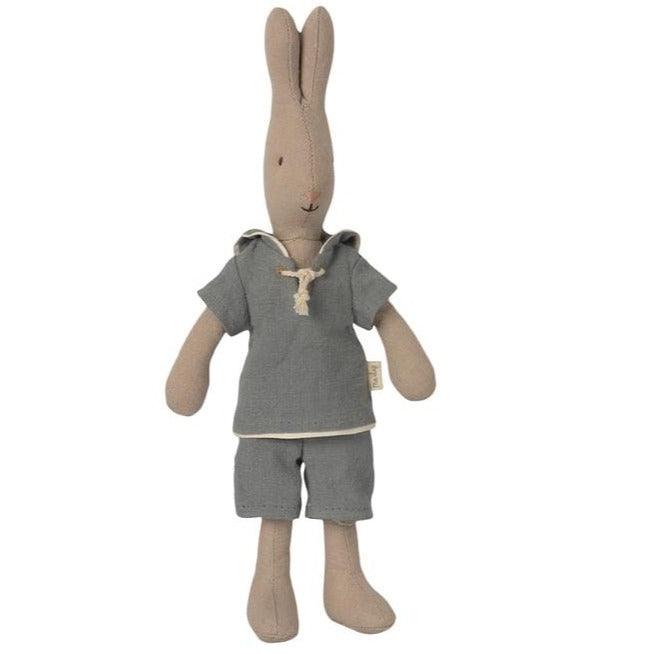 Maileg: maskotka królik w stroju marynarskim Dusty Blue 26 cm - Noski Noski
