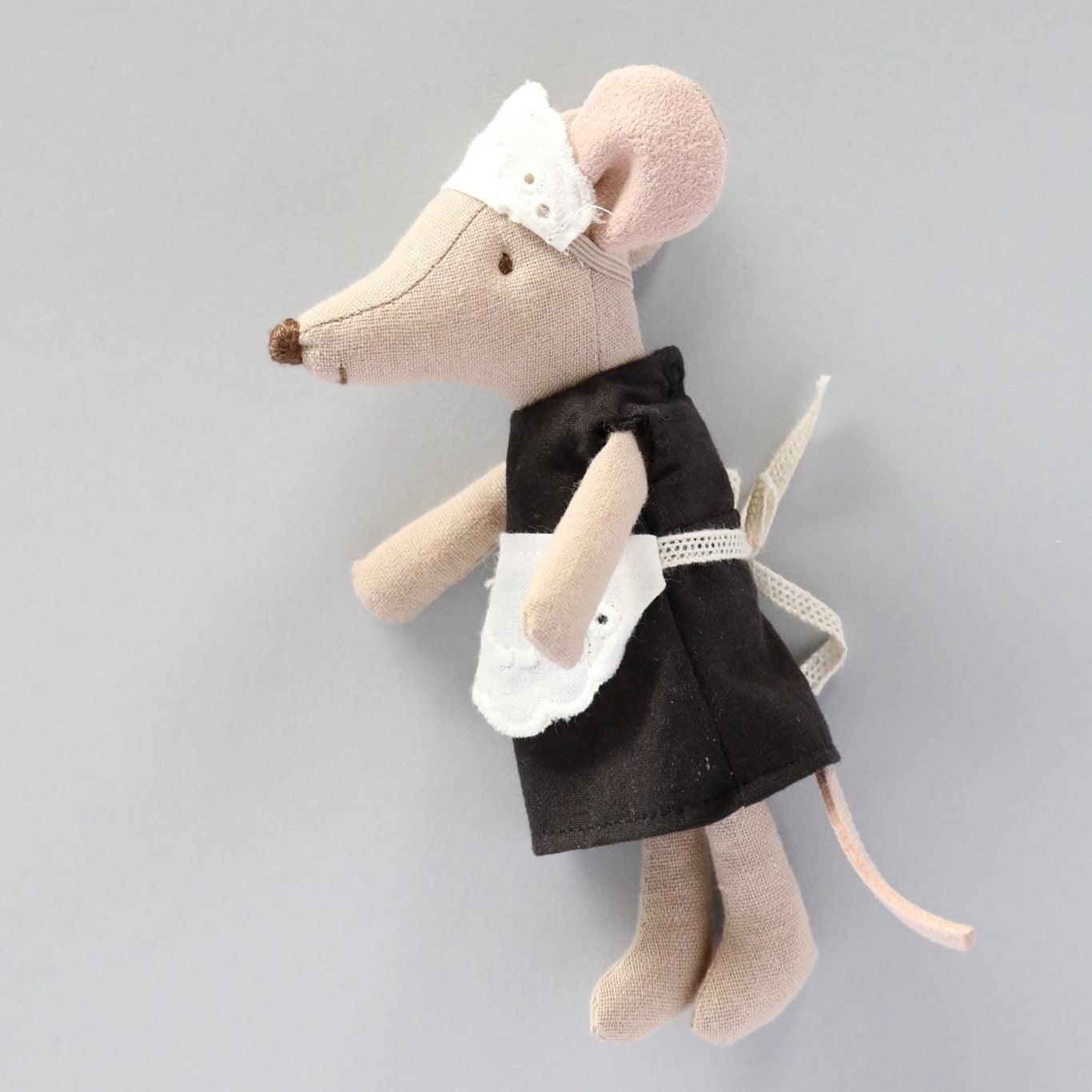 Maileg: maskotka myszka Pokojówka 15 cm - Noski Noski