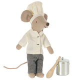 Myszka Maileg Szef Kuchni Big Brother w fartuszku i czapce, z garnuszkiem i łyżką, idealna do dziecięcych kuchennych przygód.