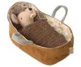 Maileg: maskotka myszka w nosidełku Baby Mouse in Carrycot 8 cm - Noski Noski