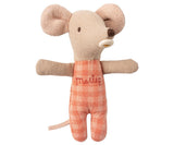 Maileg: maskotka myszka w nosidełku Baby Mouse in Carrycot 8 cm - Noski Noski