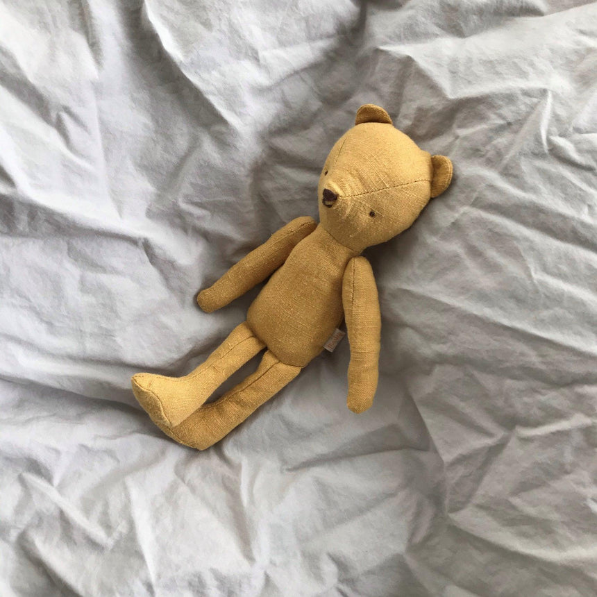 Miś Maileg Teddy Junior 19 cm, przytulanka z lnu, idealny pierwszy pluszak dla dziecka, inspirowany Misiem Uszatkiem.