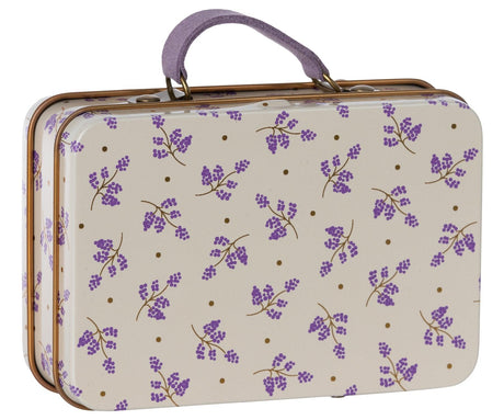 Metalowa walizka dla lalek Maileg Madelaine Lavender, stylowa walizeczka na podręczne drobiazgi dla dzieci, w klimacie retro.