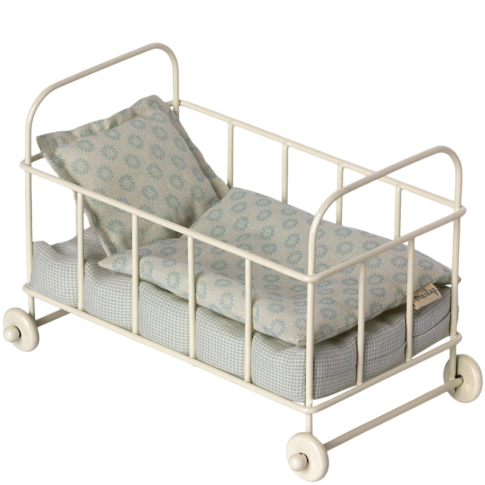 Maileg: metalowe łóżeczko na kółkach Baby Cot Micro Blue - Noski Noski