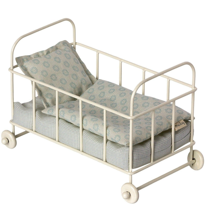 Niebieskie łóżeczko dla lalek Maileg Baby Cot Micro na kółkach, metalowe, idealne akcesorium dla myszek i króliczków w stylu retro.